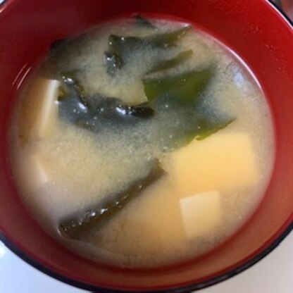 豆腐とわかめの味噌汁は、安定の美味しさですね！
ご馳走様でした(´｡•ㅅ•｡`)♡